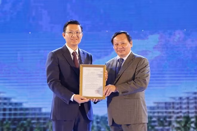 Ông Lê Thành Vinh - Tổng Giám đốc Tập đoàn FLC đón chứng nhận 5 sao từ ông Nguyễn Văn Tuấn - Tổng Cục Trưởng Tổng cục Du lịch.