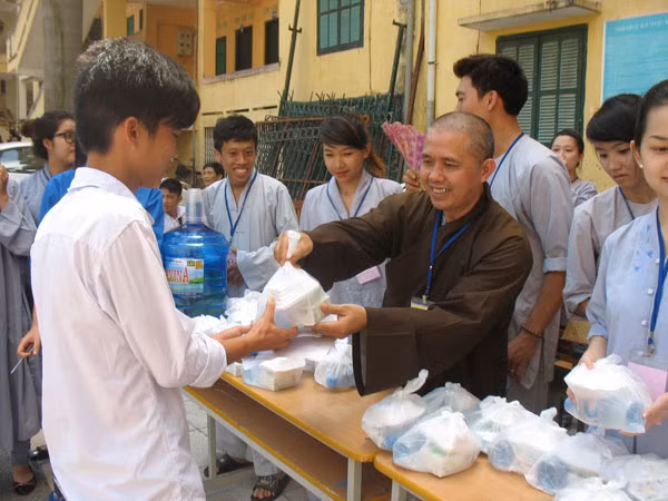 Nhà chùa phát cơm miễn phí cho thí sinh.