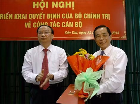 Đồng chí Tô Huy Rứa trao Quyết định của Bộ Chính trị, bổ nhiệm đồng chí Võ Minh Chiến giữ chức Phó Trưởng ban Ban Chỉ đạo Tây Nam Bộ.