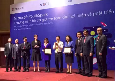 Đại diện Microsoft trao kỷ niệm chương cho các đối tác cùng thực hiện chương trình.
