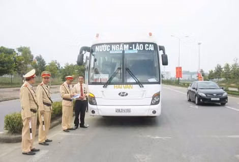 Lực lượng CSGT Công an tỉnh Lào Cai tăng cường xử lý phương tiện xe khách trên tuyến cao tốc Lào Cai - Nội Bài. Lực lượng CSGT Công an tỉnh Lào Cai tăng cường xử lý phương tiện xe khách trên tuyến cao tốc Lào Cai - Nội Bài.