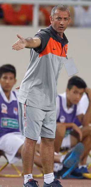 HLV trưởng HA.GL Guillaume Graechen là thầy ngoại duy nhất hành nghề ở V.League năm nay. Ảnh: H.M