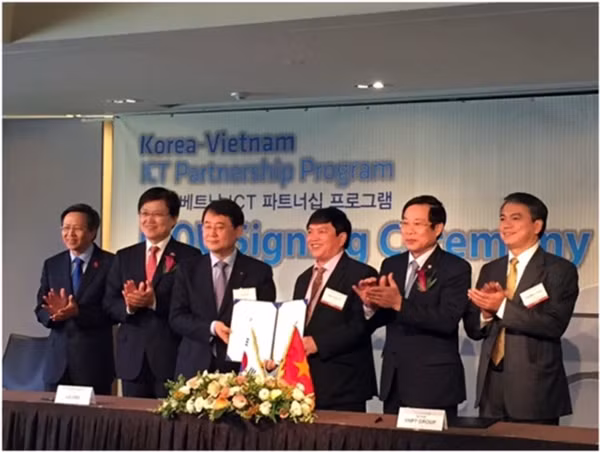 Lễ kí kết được thực hiện dưới sự chứng kiến của Bộ trưởng Bộ Thông tin - Truyền thông Việt Nam Nguyễn Bắc Son và Bộ trưởng Bộ Khoa học, Công nghệ thông tin và Kế hoạch tương lai Hàn Quốc Choi Yang Hee.