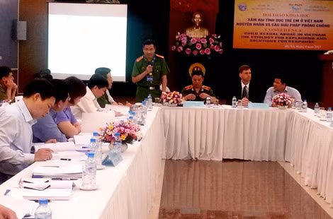 Các đại biểu đang thảo luận về nguyên nhân và giải pháp phòng ngừa xâm hại tình dục trẻ em tại hội thảo.