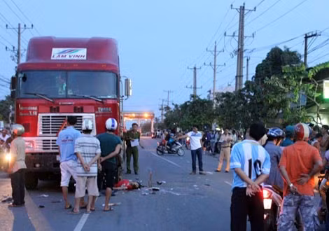 Thi thể nam thanh niên dưới bánh container.