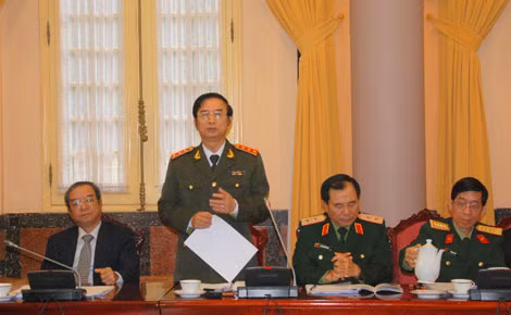 Thượng tướng Đặng Văn Hiếu trình bày nội dung cơ bản của Luật Công an nhân dân tại cuộc họp.
