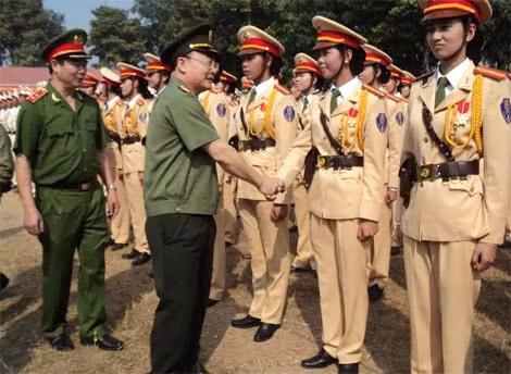 Trung tướng Bùi Quang Bền động viên các cán bộ, chiến sĩ tham gia huấn luyện diễu binh.