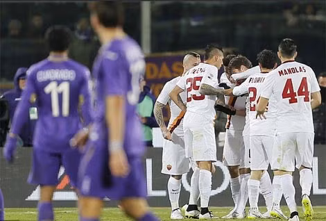 Các cầu thủ AS Roma (áo trắng) đã không có được niềm vui trọn vẹn (Ảnh dailymail.com).
