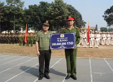Trung tướng Bùi Quang Bền trao tặng số tiền 100 triệu đồng cho các khối tham gia diễu binh.
