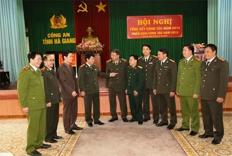 Thứ trưởng Bùi Văn Nam, đồng chí Triệu Tài Vinh trao đổi với các đại biểu tại hội nghị.