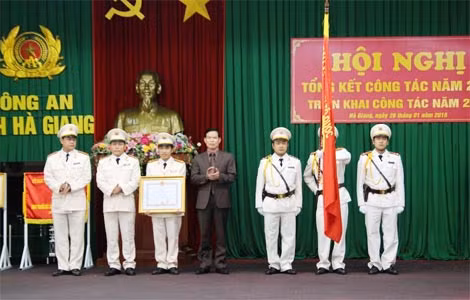 Đồng chí Triệu Tài Vinh trao Huân chương Chiến công hạng Ba tặng Phòng An ninh xã hội.