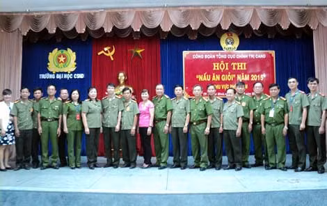 Ban tổ chức trao cờ và chụp ảnh lưu niệm với các đội thi.