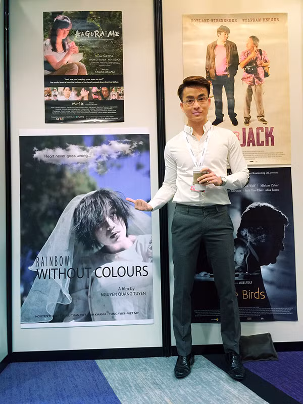 Thanh Tú bên poster phim giới thiệu “Cầu vồng không sắc” tại Canada.