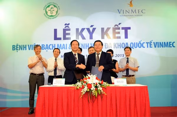 GS.TS Nguyễn Thanh Liêm - Giám đốc BV Đa khoa Quốc tế Vinmec Times City - và PGS.TS Nguyễn Quốc Anh – Giám đốc BV Bạch Mai trong lễ ký kết thỏa thuận hợp tác.