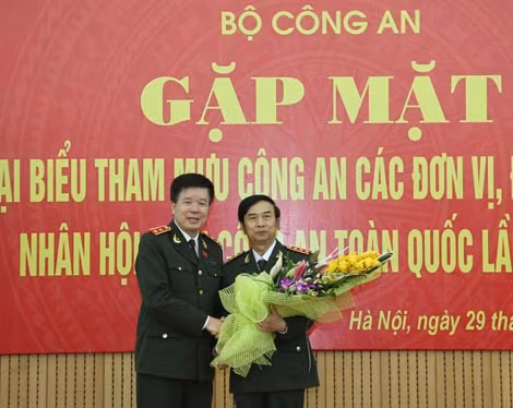 Trung tướng Nguyễn Danh Cộng thay mặt lực lượng tham mưu CAND tặng hoa chúc mừng Thứ trưởng Thường trực Đặng Văn Hiếu.