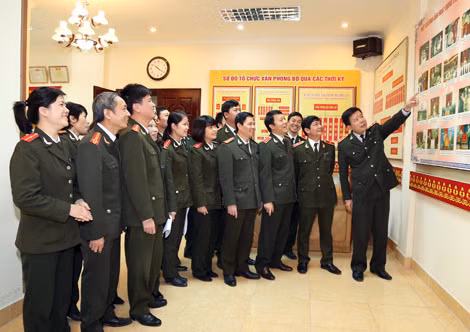 Cán bộ, chiến sĩ Văn phòng Bộ Công an tham quan phòng truyền thống.