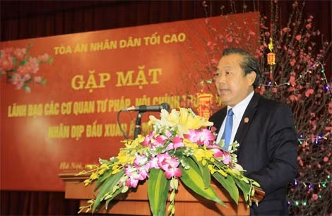 Đồng chí Trương Hòa Bình, Bí thư Trung ương Đảng, Chánh án TAND tối cao phát biểu tại buổi gặp mặt.