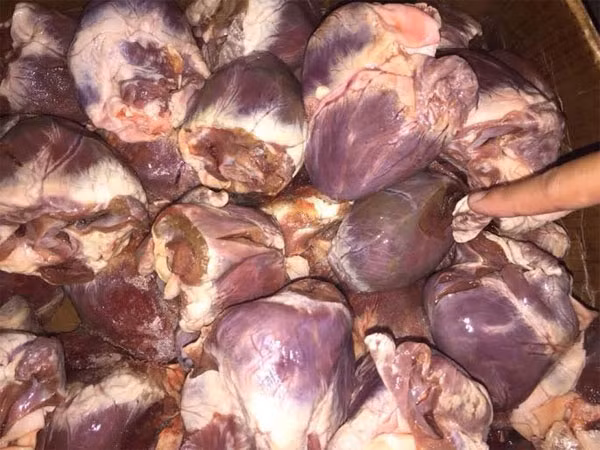 Tim lợn chuyển màu đen, mốc xanh đưa vào nhà hàng, quán cơm.