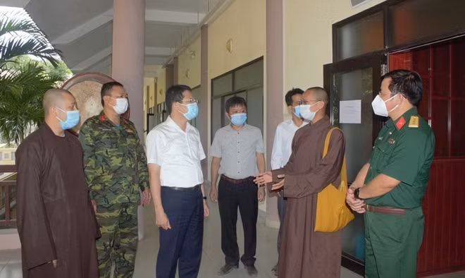 Lãnh đạo tỉnh trao đổi với các sư thầy về việc trưng dụng trụ sở Học viện Phật giáo Việt Nam tại Huế làm khu cách ly.