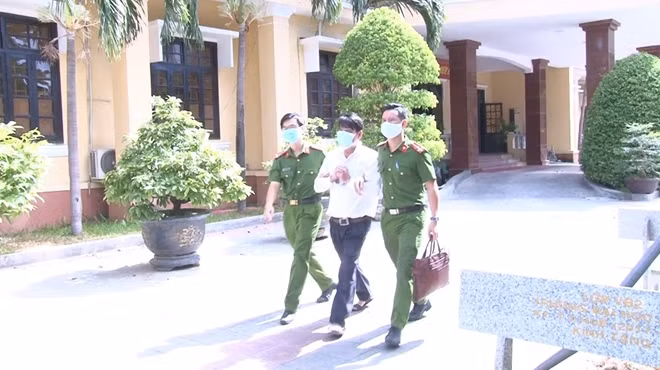Dẫn giải đối tượng Điệp về Trại tạm giam Công an TP Huế.