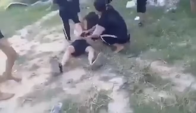 Nhóm nữ sinh sau khi đánh hội đồng đã kéo áo em N. ra.