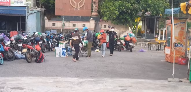 Điểm tập kết sữa, bánh mì, nước và trái cây để phục vụ miễn phí với người dân.