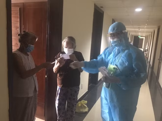 Ngay sau khi nhận được thẻ cử tri, các cụ già kiểm tra thông tin xem có trùng khớp hay không.