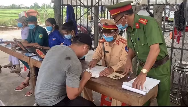 Lực lượng Công an huyện Phong Điền làm việc với lái xe tải.