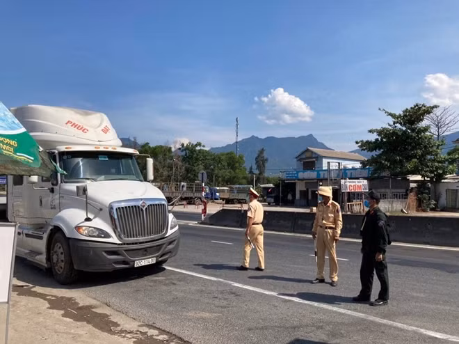 Công an kiểm soát chặt các phương tiện đi vào địa bàn Thừa Thiên Huế.
