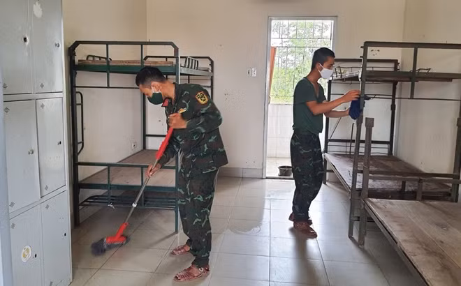 Lực lượng Quân đội dọn dẹp vệ sinh tại Khu cách ly vừa được kích hoạt.