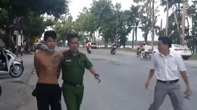 Đối tượng Thịnh được đưa về trụ sở Công an phường Kim Long sau khi bị bắt giữ.