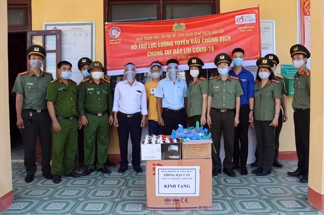 Trao tượng trưng khẩu trang, nước sát khuẩn và tấm kính chắn giọt bắn cho lực lượng ở tuyến đầu phòng, chống dịch.
