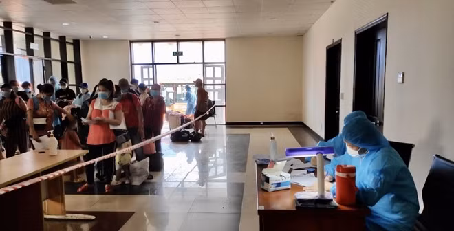 Công dân trở về từ tâm dịch TP Hồ Chí Minh đang chờ khai báo y tế tại khu cách ly.