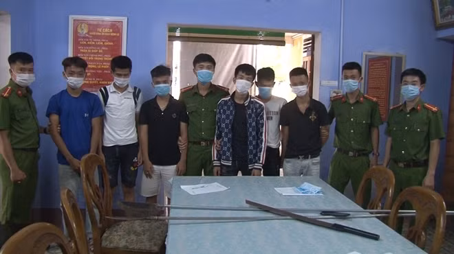 Các đối tượng và tang vật tại cơ quan Công an.