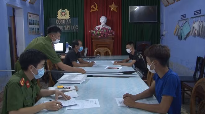 Cán bộ Công an phường Tây Lộc lấy lời khai các đối tượng.