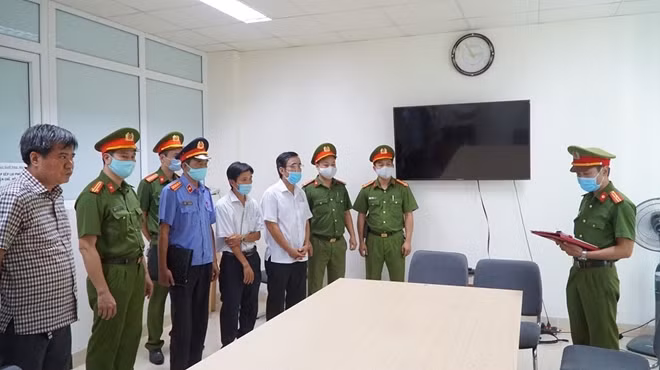 Đọc lệnh bắt 2 chuyên viên của Trung tâm phát triển quỹ đất TP Huế.