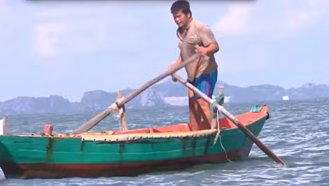 Mỗi ngày, lão dầm mình 12 tiếng ngoài biển.
