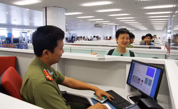 Cán bộ, chiến sĩ Đồn Công an Cửa khẩu sân bay quốc tế Nội Bài niềm nở phục vụ nhân dân.
