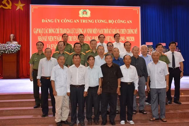 Lãnh đạo Bộ Công an chụp ảnh lưu niệm với một số đoàn cán bộ lực lượng An ninh miền Nam.