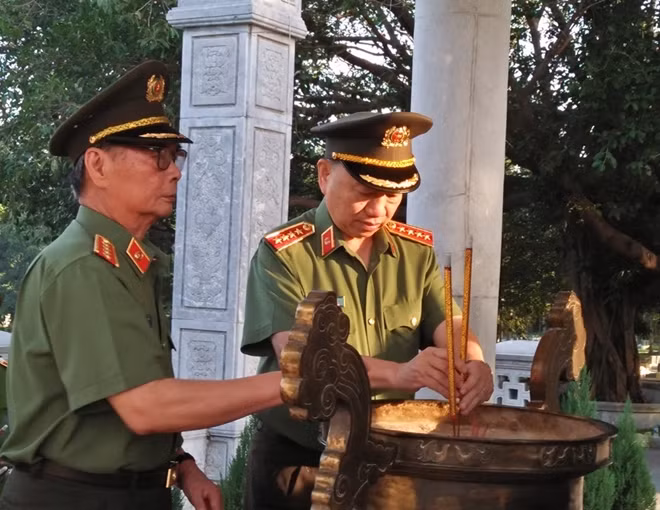Bộ trưởng Tô Lâm cùng đoàn dâng hương, tưởng niệm tri ân các anh hùng, liệt sĩ.