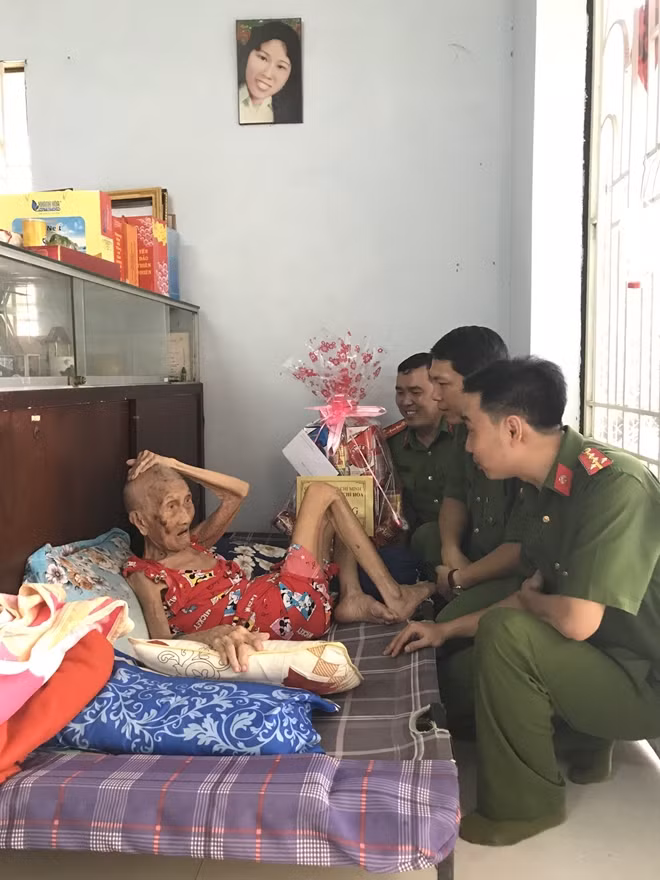Thăm hỏi, tặng quà Mẹ Việt Nam Anh hùng Nguyễn Thị Mành (93 tuổi).