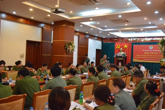 Đại biểu tham luận tại hội thảo.