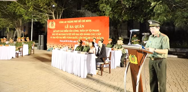 Đại tá Lê Hồng Nam, Giám đốc Công an TP Hồ Chí Minh phát biểu tại lễ ra quân.