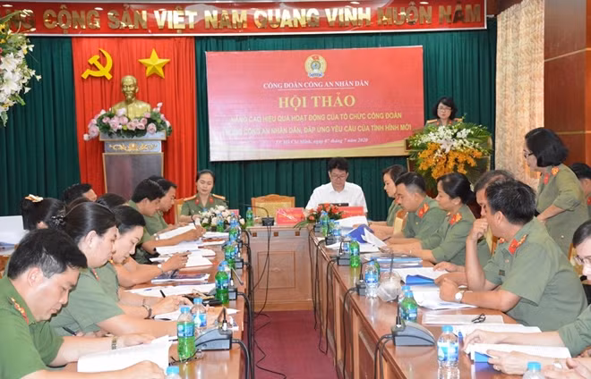 Đại tá Ngô Hoài Thu báo cáo đề dẫn hội thảo “Nâng cao hiệu quả hoạt động của tổ chức Công đoàn trong CAND, đáp ứng yêu cầu của tình hình mới”.