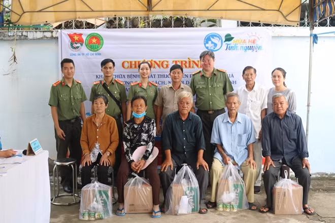 Các hoạt động khám chữa bệnh, phát thuốc miễn phí và tặng 300 phần quà cho các đối tượng gia đình chính sách, người dân có hoàn cảnh khó khăn.