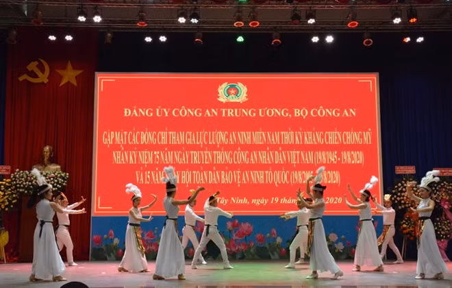 Tiết mục văn nghệ chào mừng cuộc gặp mặt.
