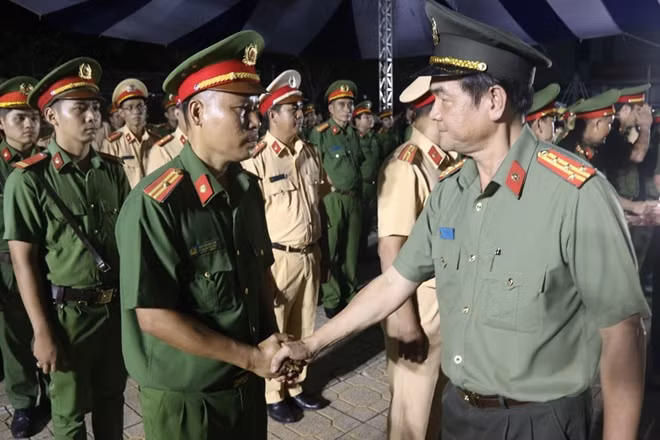 Giám đốc Công an TP Hồ Chí Minh động viên CBCS trước giờ xuất quân.