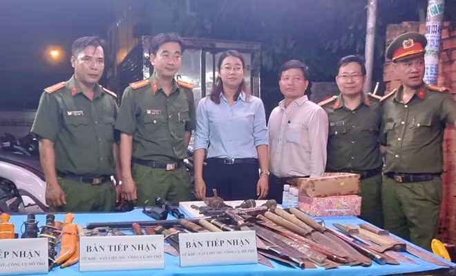 Lãnh đạo phường Tam Bình và Công an quận Thủ Đức trực tiếp thu nhận vũ khí từ người dân.