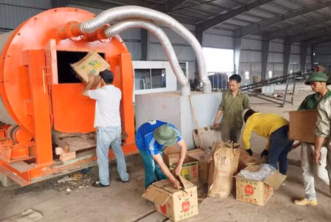 Tiêu hủy trên 2 tấn thực phẩm và 10.000 con cá rô phi giống nhập lậu