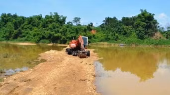Nam công nhân tử vong trong cabin máy múc